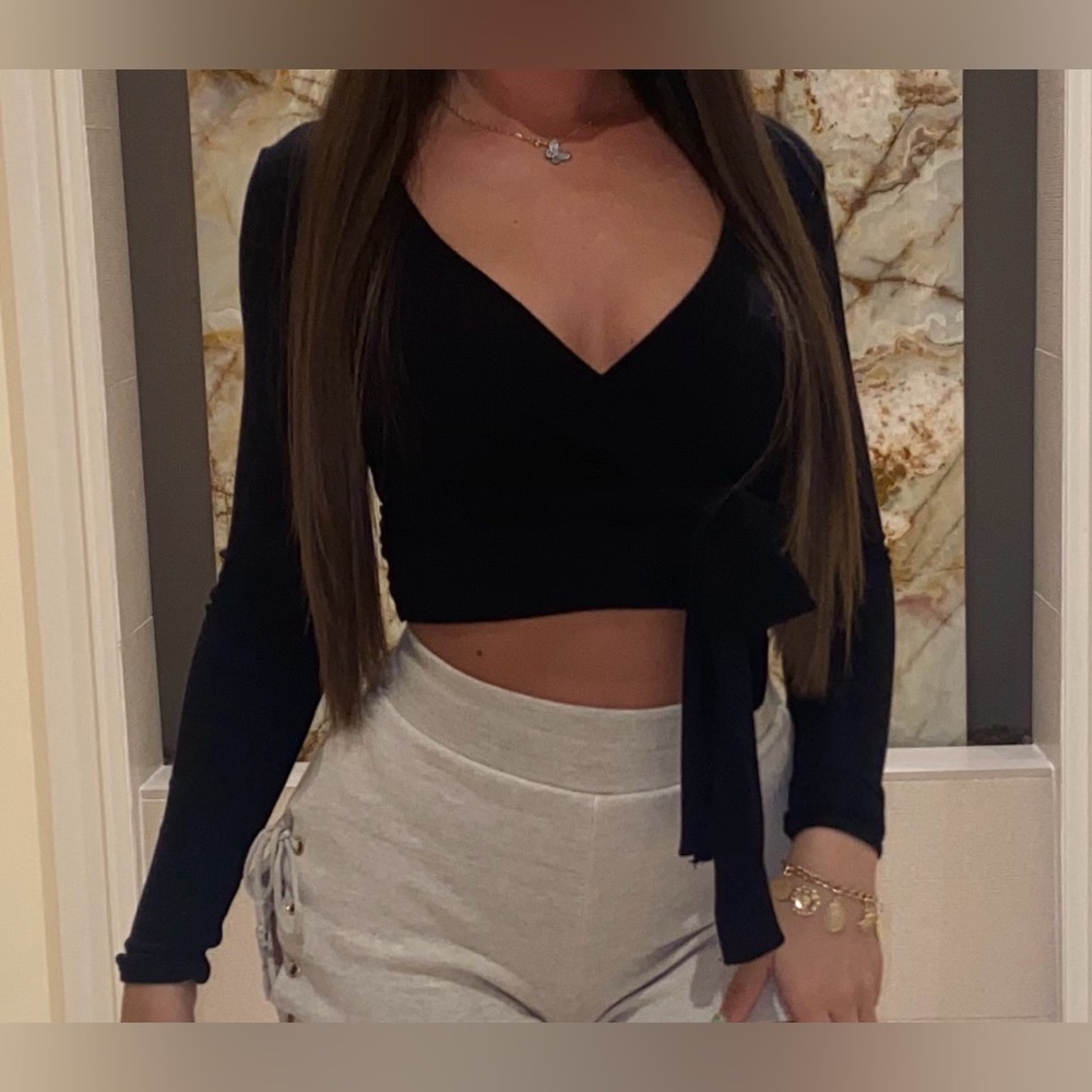 Black long sleeve tie Crop Top